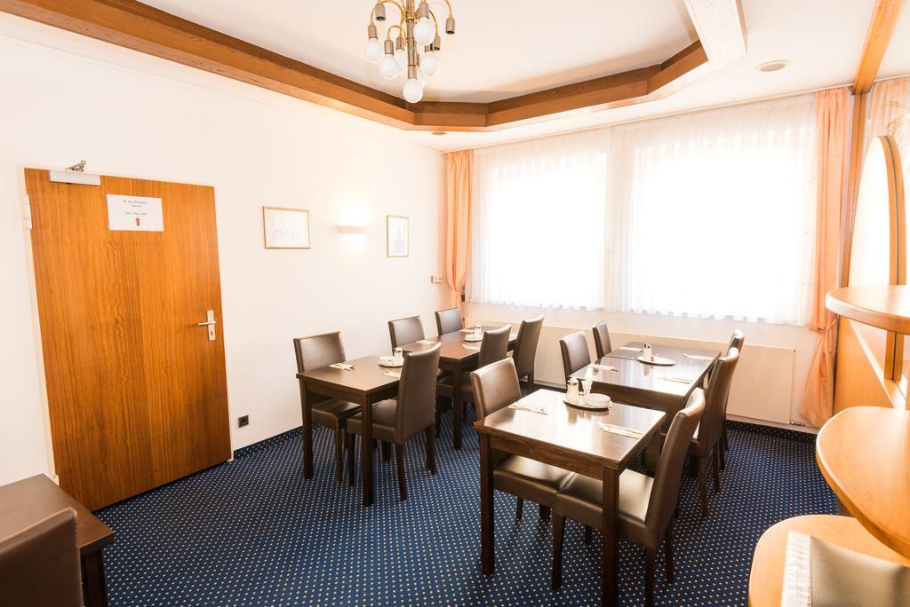 שטוטגרט Hotel Am Friedensplatz מראה חיצוני תמונה