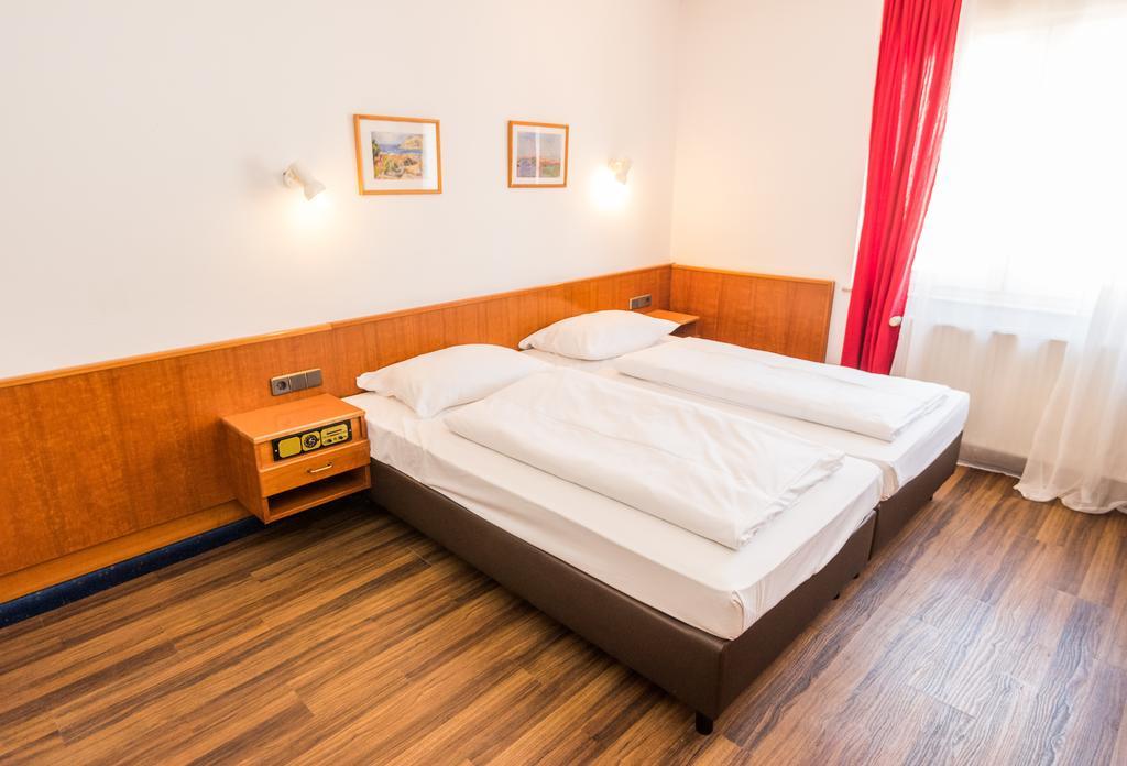שטוטגרט Hotel Am Friedensplatz חדר תמונה